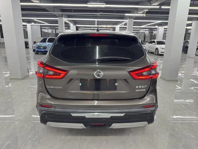 Nissan Qashqai 2.0L CVT Deluxe Edition