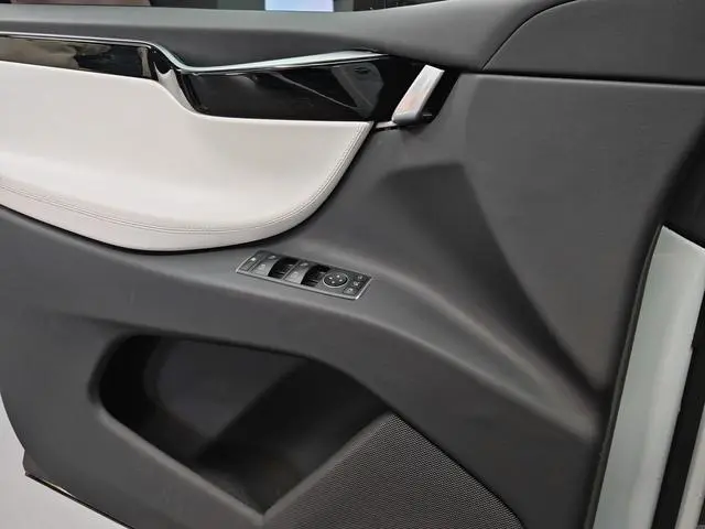 Tesla Model X 75D