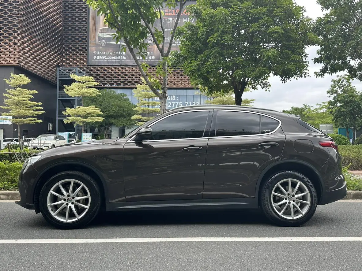 Alfa Romeo Stelvio 2.0T 280HP Deluxe Edition