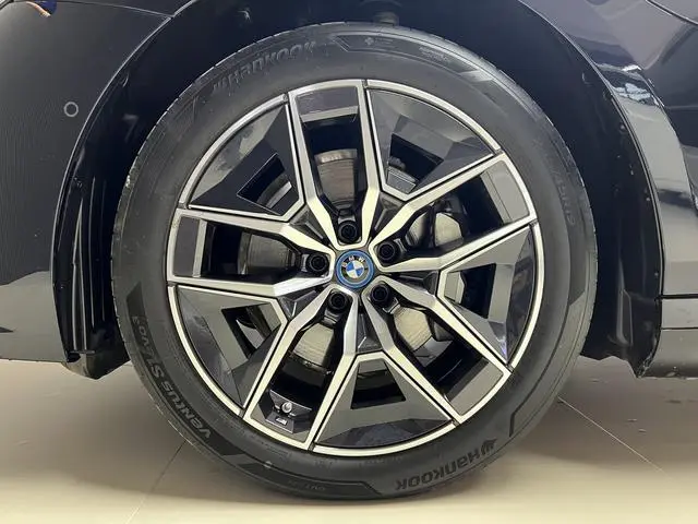 BMW BMW i5 eDrive40L M sports suit
