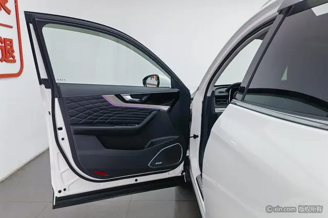 Hongqi Hongqi HS5 Facelift 2.0T Zhilian flag enjoy four-wheel drive version