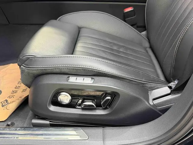 Hongqi Hongqi H9 3.0T Zhilian flag collar four-seater version