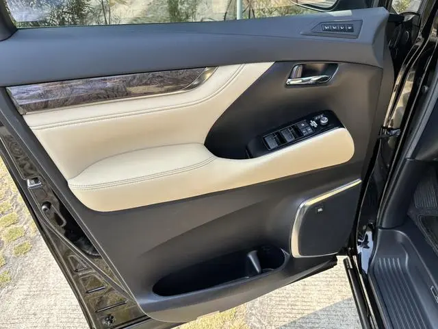 TOYOTA Elfa Dual Engine 2.5L Premium Edition