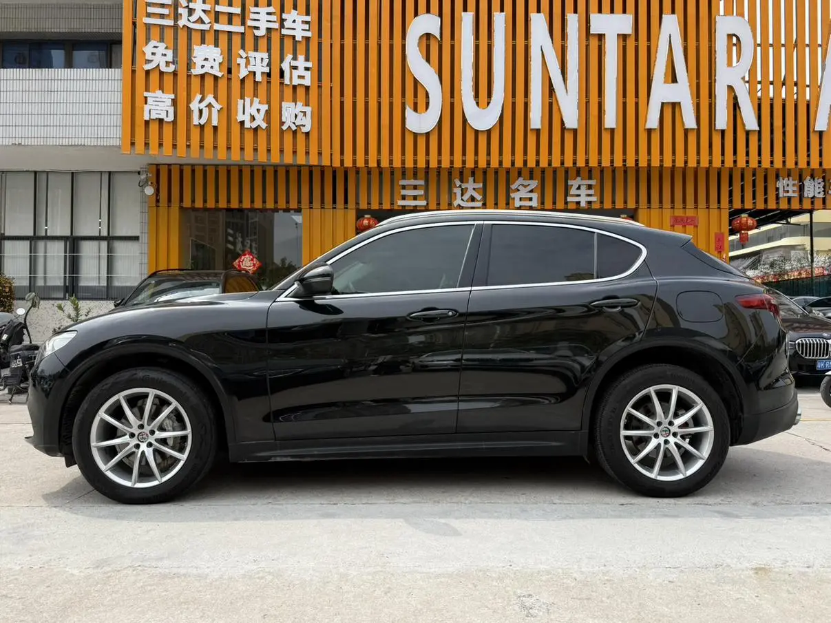 Alfa Romeo Stelvio 2.0T 200HP Deluxe Edition