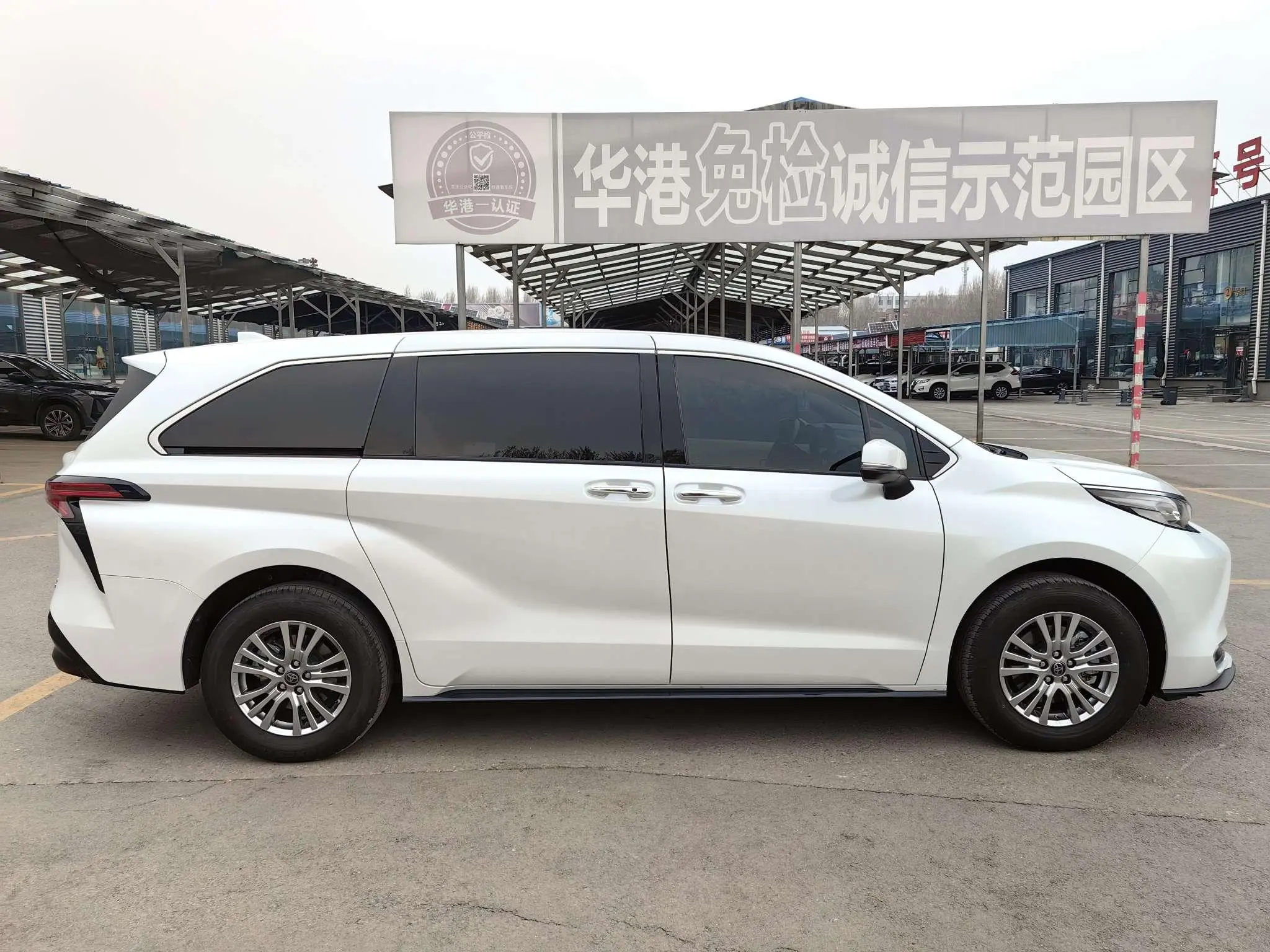 TOYOTA Saina 2.5L Hybrid Premium Edition