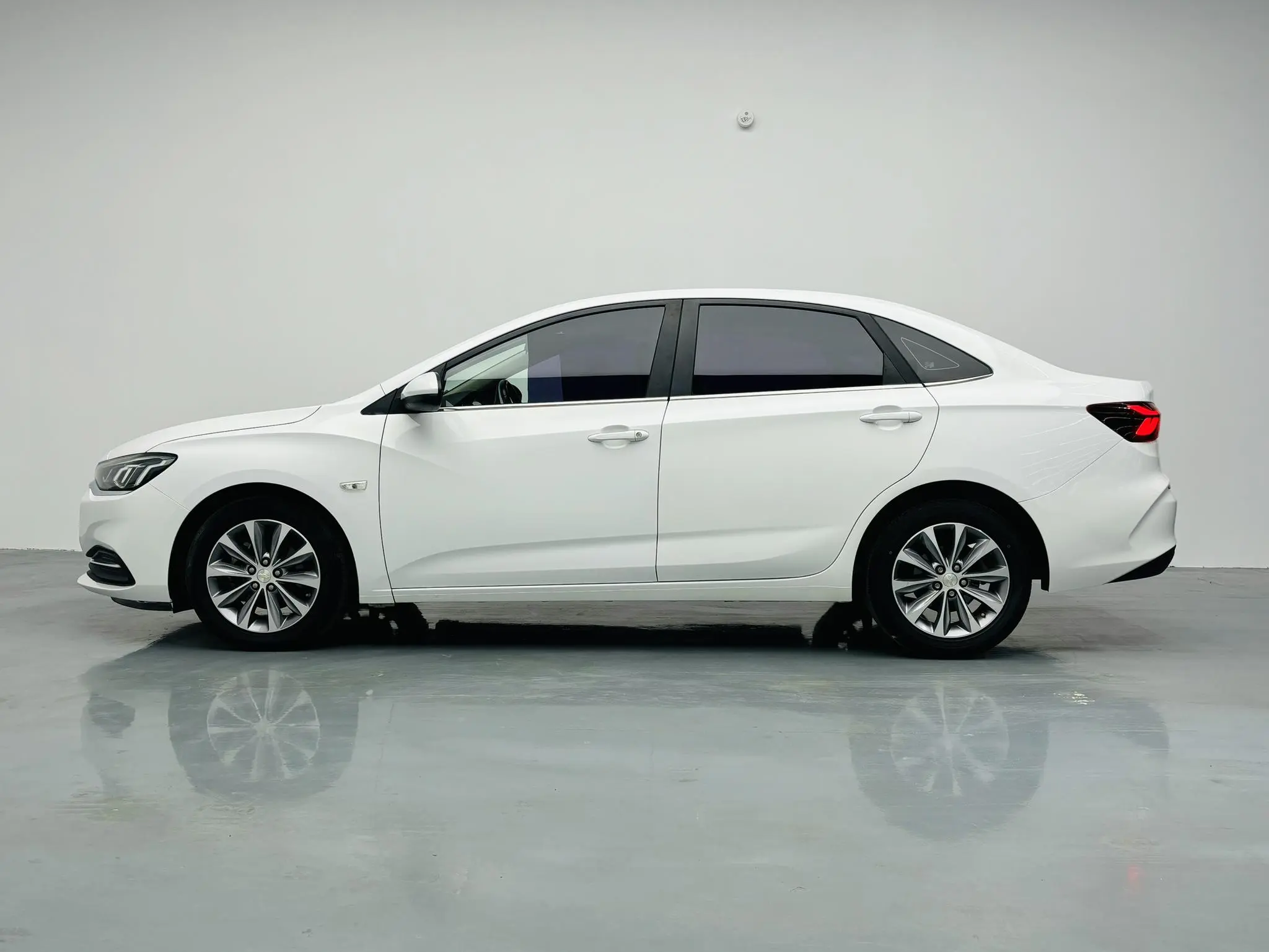 Chevrolet Cruze 320 automatic Enjoy Skylight version