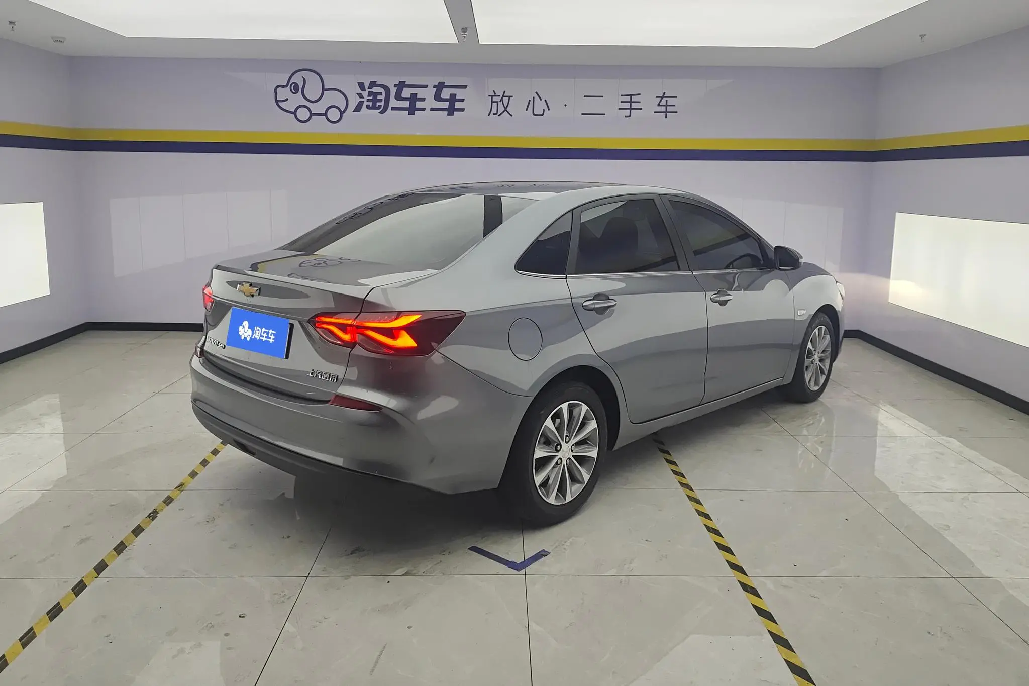 Chevrolet Cruze 320 automatic Enjoy Skylight version