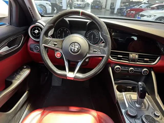 Alfa Romeo Giulia 2.0T 200HP Deluxe Edition