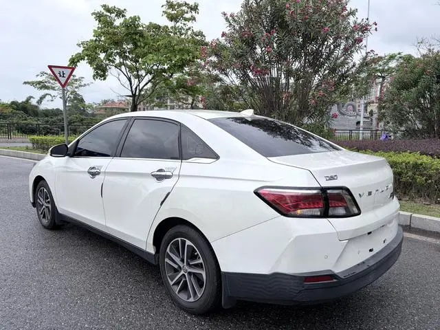 Venucia Qichen D60 1.6L XL CVT Zhilian Elite Edition (ISS)