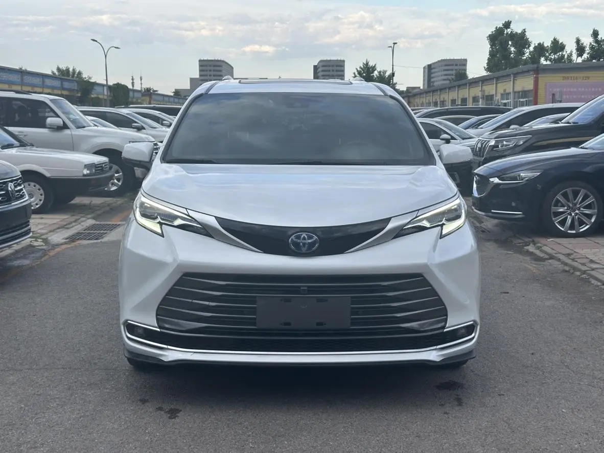 TOYOTA Saina Facelifted dual engine 2.5L Premium Edition