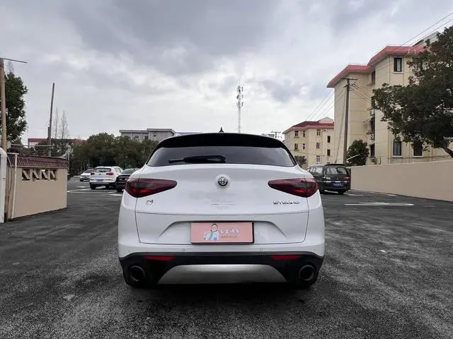 Alfa Romeo Stelvio 2.0T 200HP Deluxe Edition