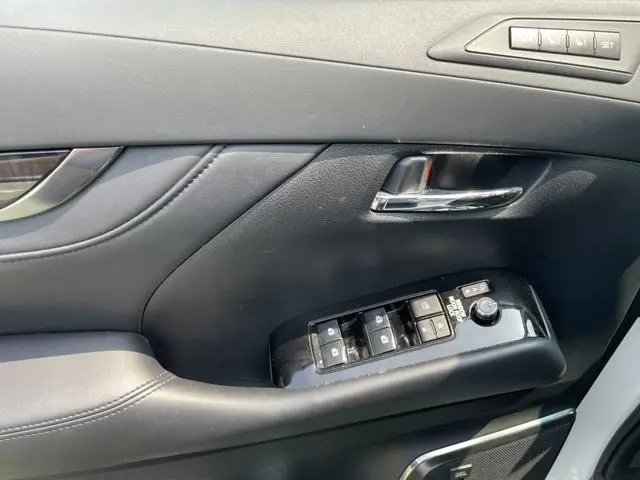TOYOTA Wilfa Dual engine 2.5L HV Deluxe Edition