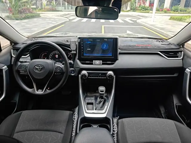 TOYOTA RAV4 Rongfang 2.0L CVT two-wheel drive fashion version