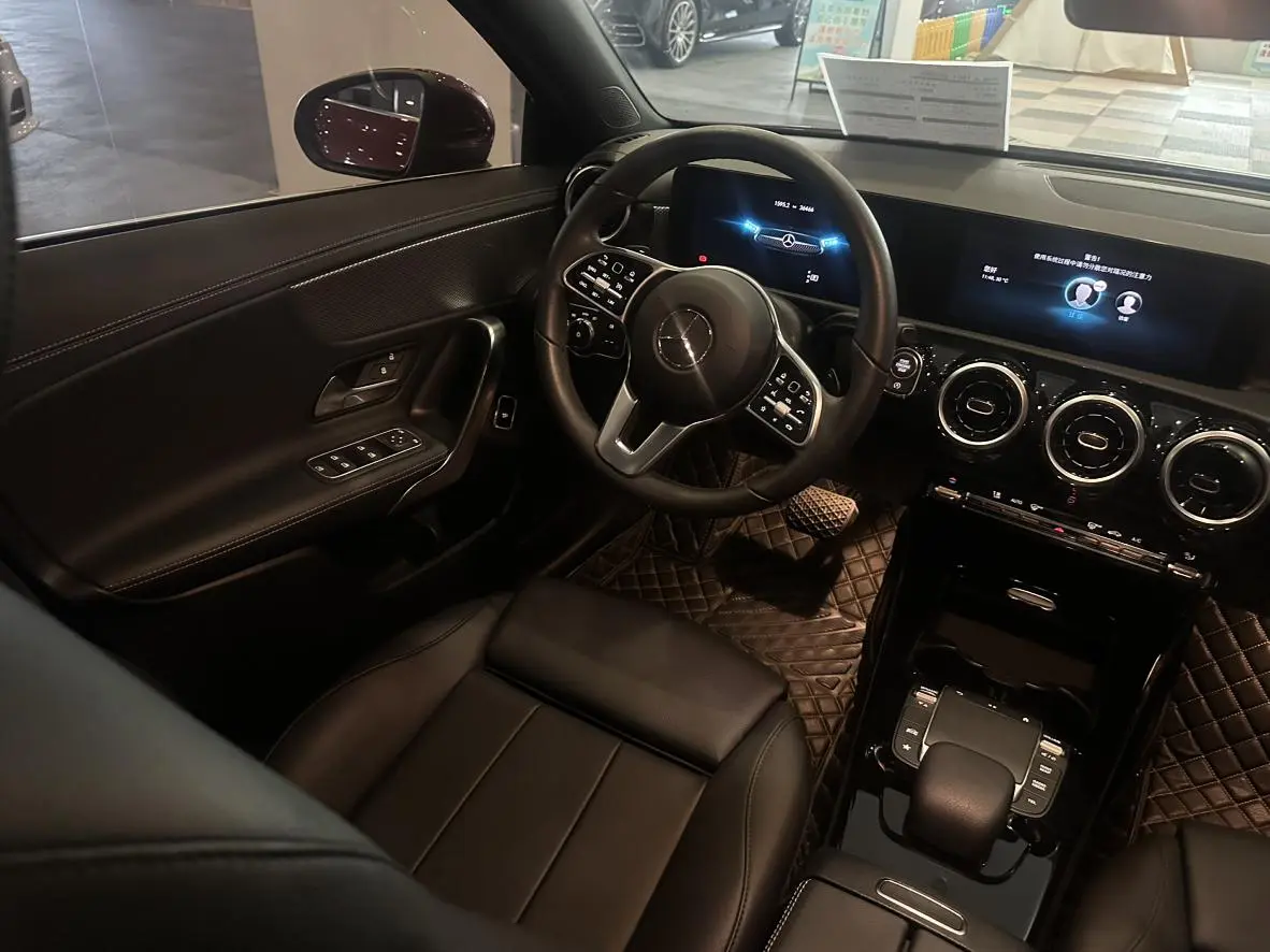 Mercedes-Benz Mercedes-Benz A-class Facelift A 180 L sports sedan