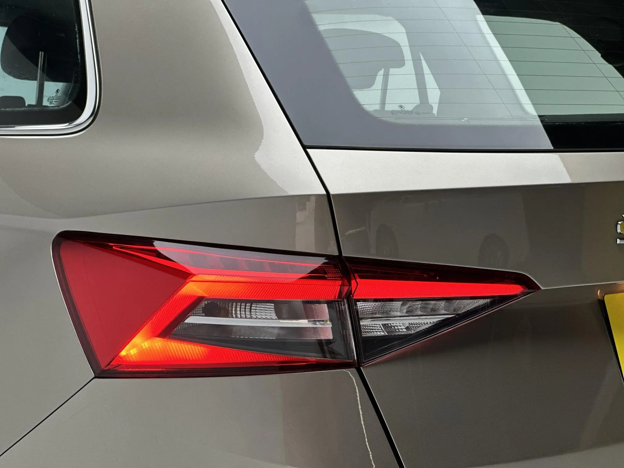 Skoda Kodiak Facelifted ZI330 7-seater two-wheel drive luxury premium edition Country VI