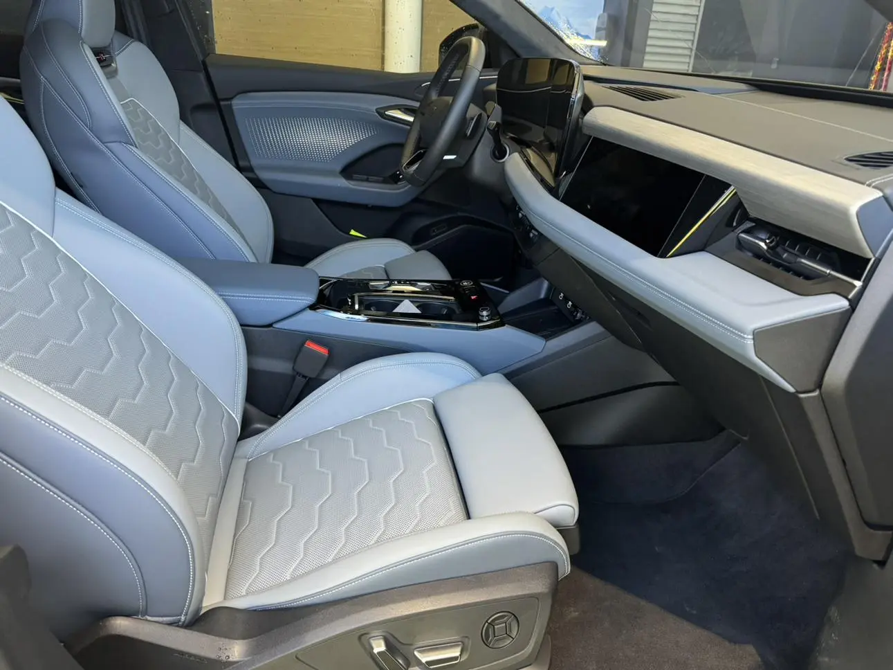 Audi Audi Q6L e-tron First pilot version