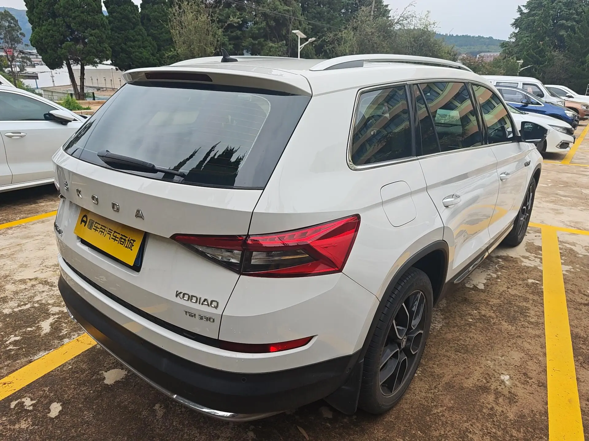 Skoda Kodiak Facelifted ZI330 5-seater two-wheel drive luxury premium edition Country VI