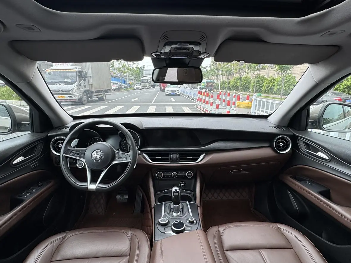 Alfa Romeo Stelvio 2.0T 280HP Deluxe Edition