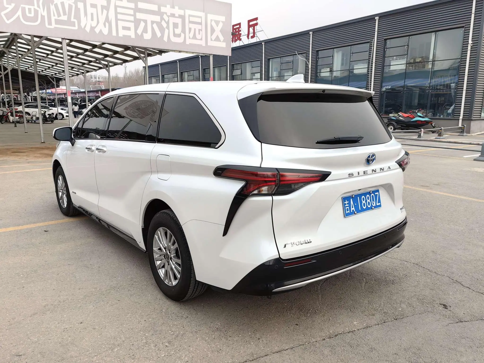 TOYOTA Saina 2.5L Hybrid Premium Edition