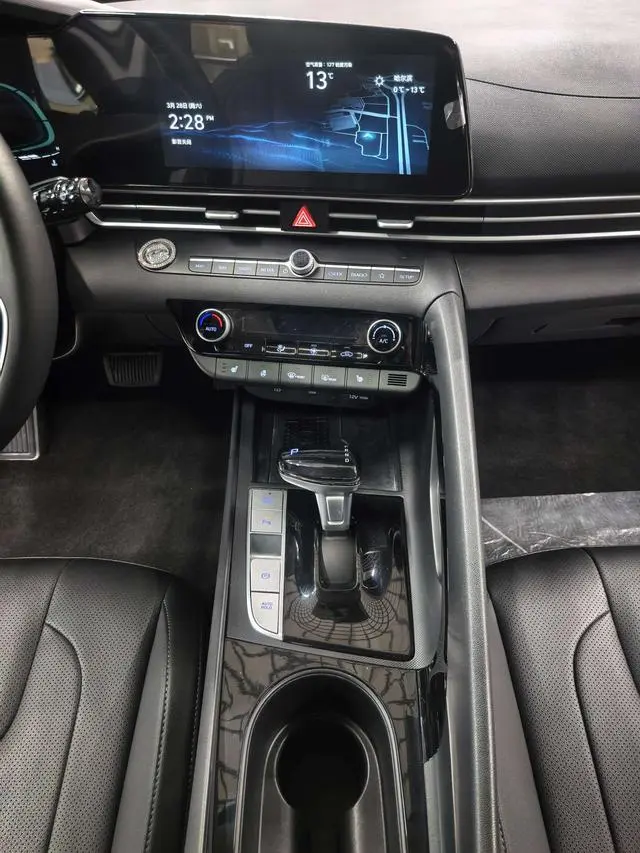Hyundai Elantra 1.5L CVT LUX Premium Edition