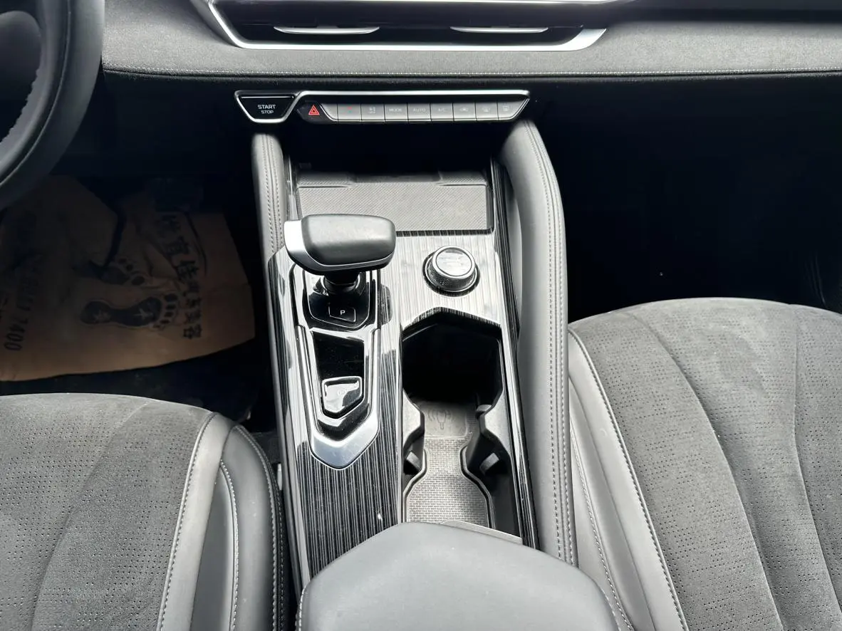 Geely Xingyue L 2.0TD high-power automatic two-wheel drive Skyrim version