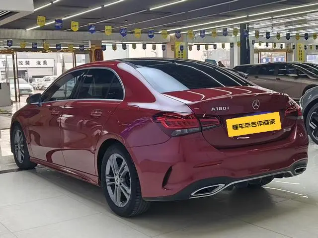 Mercedes-Benz Mercedes-Benz A-class Facelift A 180 L sports sedan