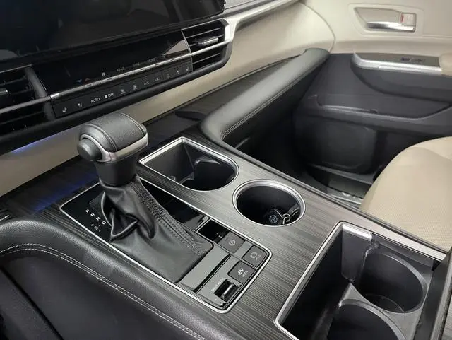 TOYOTA Saina 2.5L Hybrid Extreme Edition