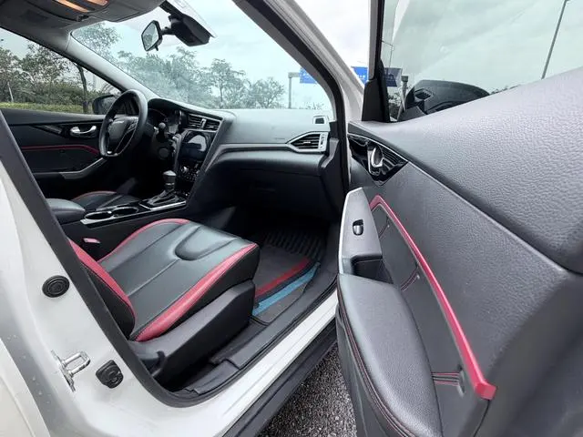 Venucia Qichen D60 1.6L XL CVT Zhilian Elite Edition (ISS)