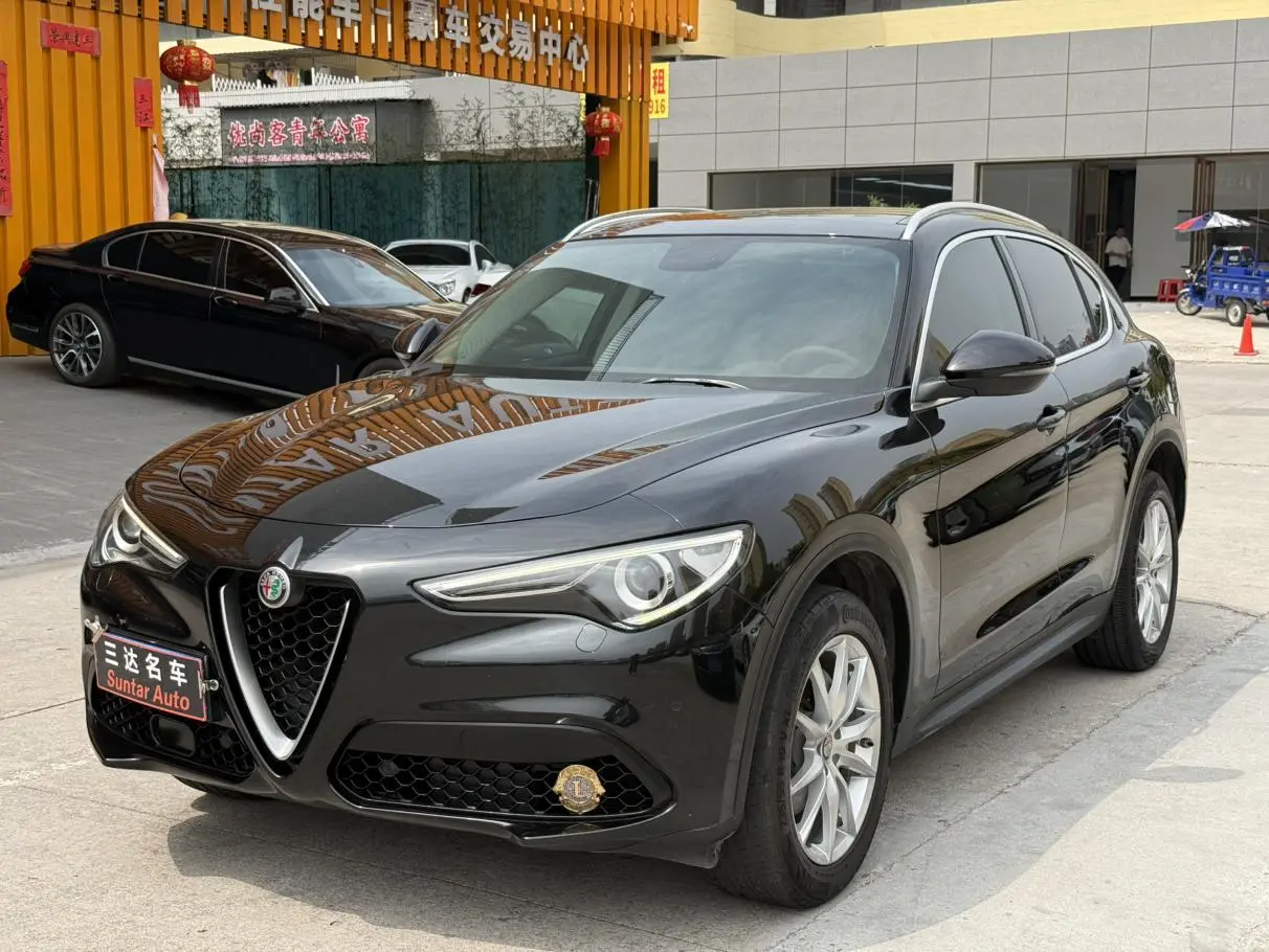 Alfa Romeo Stelvio 2.0T 200HP Deluxe Edition