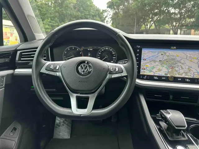 Volkswagen Touareg 3.0 TSI Sharp Front Version Country V