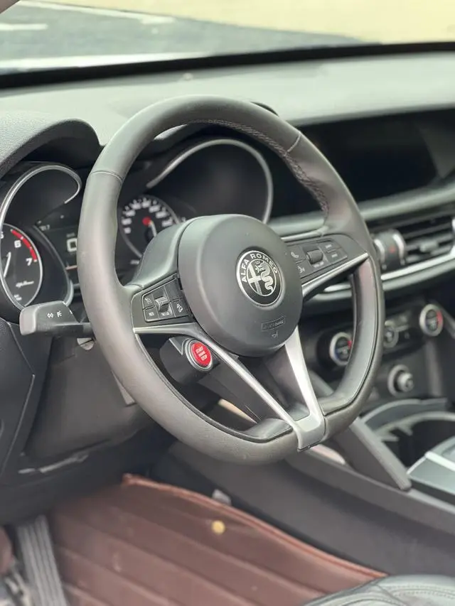 Alfa Romeo Stelvio 2.0T 200HP Deluxe Edition