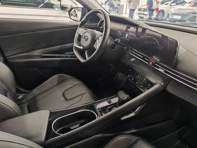 Hyundai Elantra 1.5L CVT LUX Premium Edition