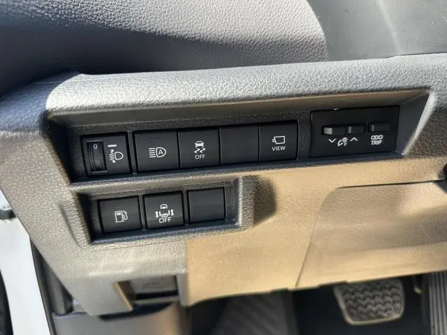 TOYOTA Saina Facelifted dual engine 2.5L Premium Edition