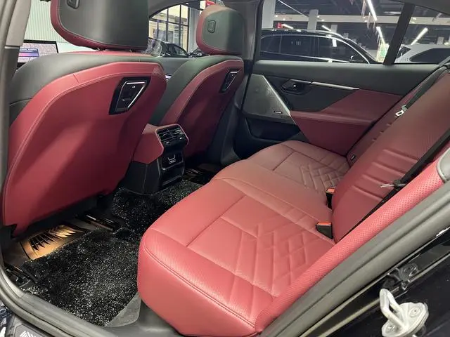BMW BMW i5 eDrive40L M sports suit