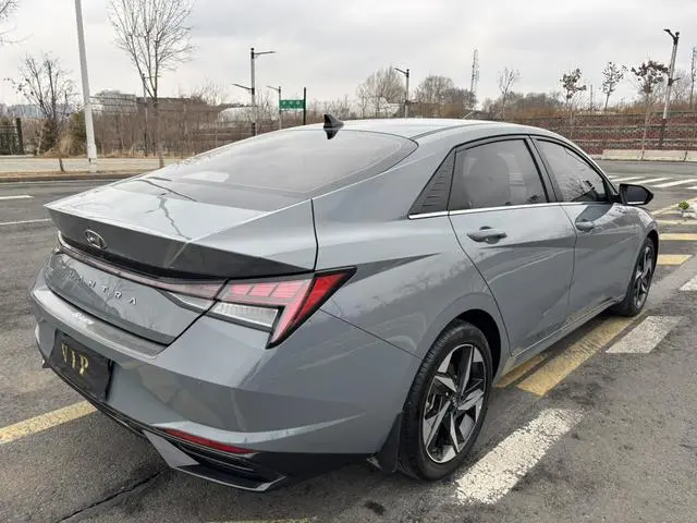 Hyundai Elantra 1.5L CVT LUX Premium Edition