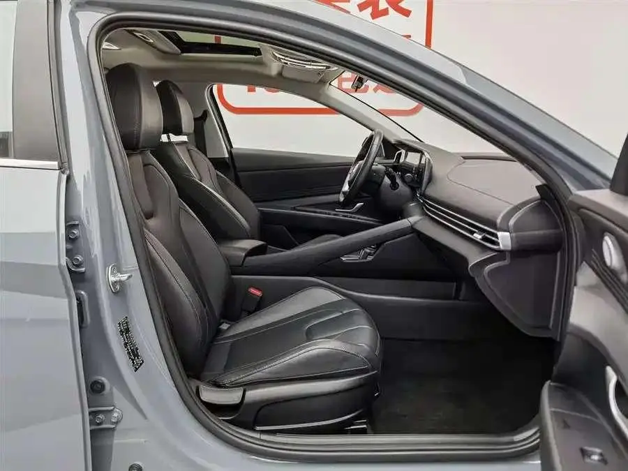 Hyundai Elantra 1.5L CVT LUX Premium Edition