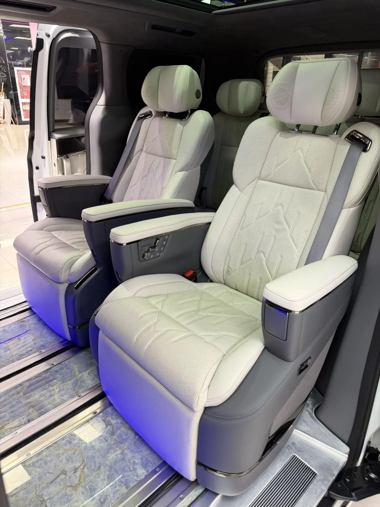 ZEEKR ZEEKR 009 Seven-seater aisle version two-wheel drive 108kWh