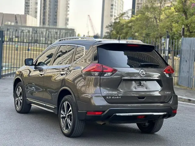 Nissan Qijun 2.5 L XL ITS CVT 4WD Luxury Pilot Edition