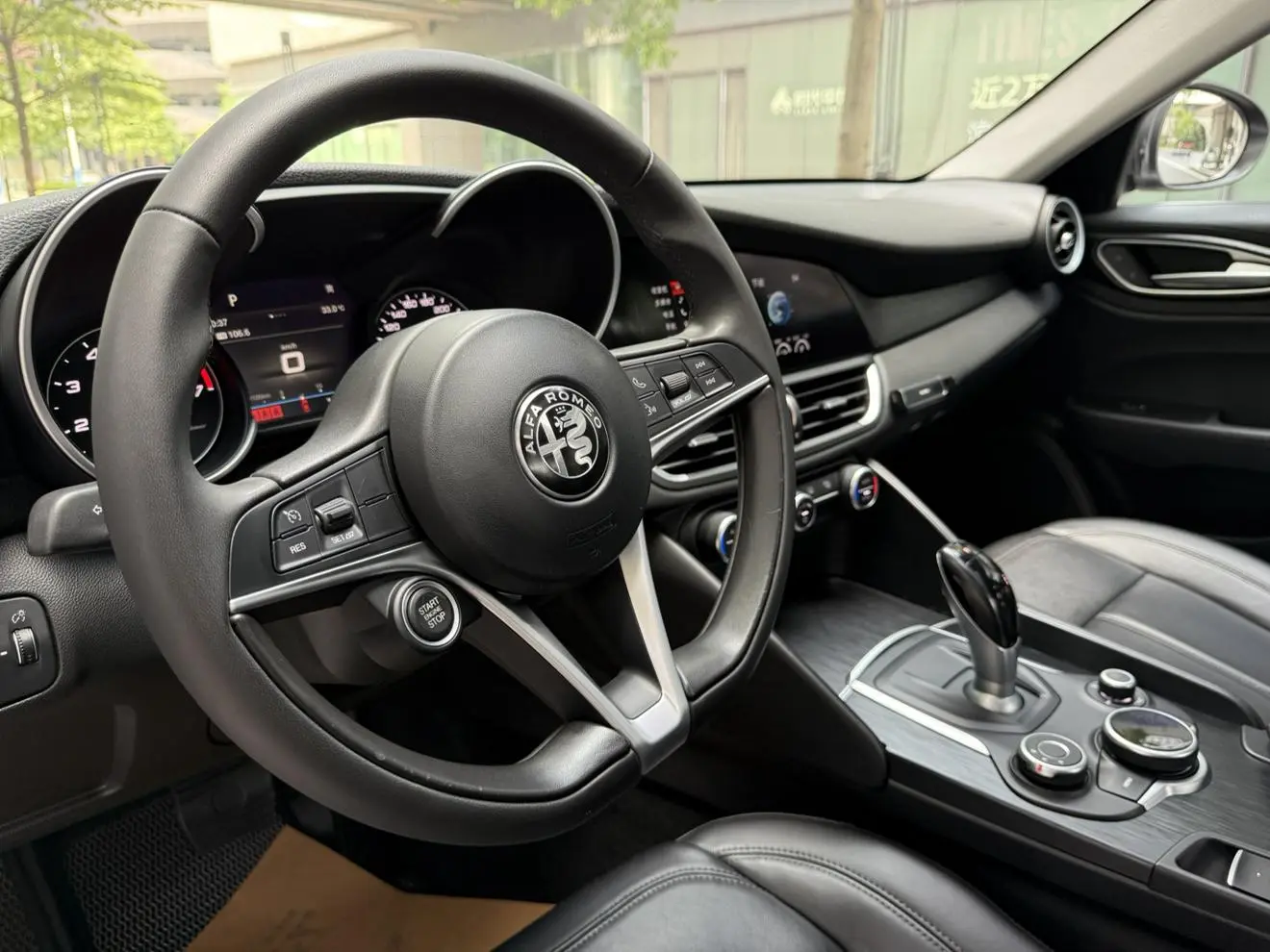 Alfa Romeo Giulia 2.0T 200HP Deluxe Edition