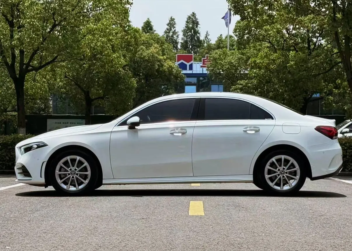 Mercedes-Benz Mercedes-Benz A-class A 200 L sports sedan fashion Version