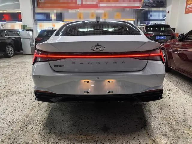 Hyundai Elantra 1.5L CVT LUX Premium Edition