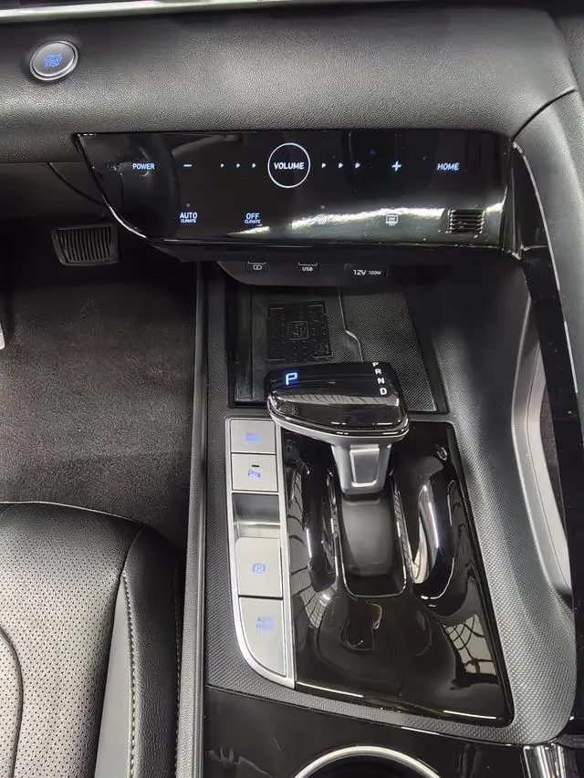 Hyundai Elantra 1.5L CVT LUX Premium Edition