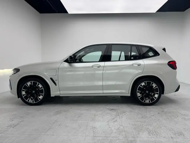 BMW BMW iX3 Creative collar type