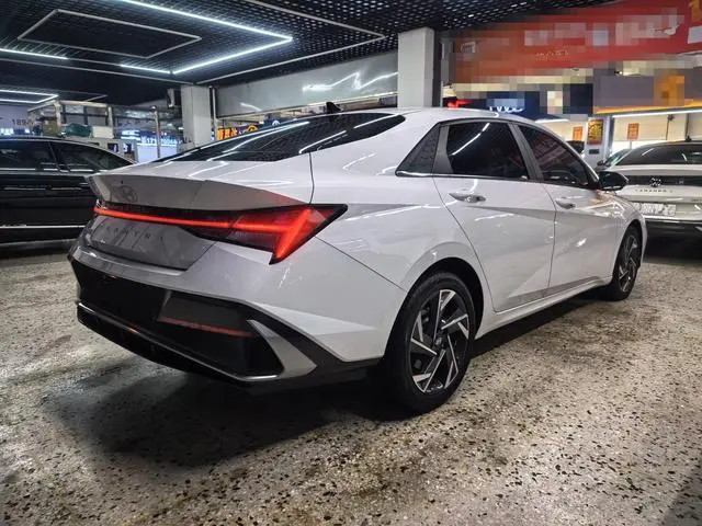 Hyundai Elantra 1.5L CVT LUX Premium Edition