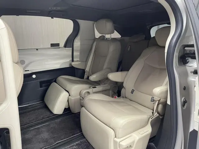 TOYOTA Saina 2.5L Hybrid Extreme Edition