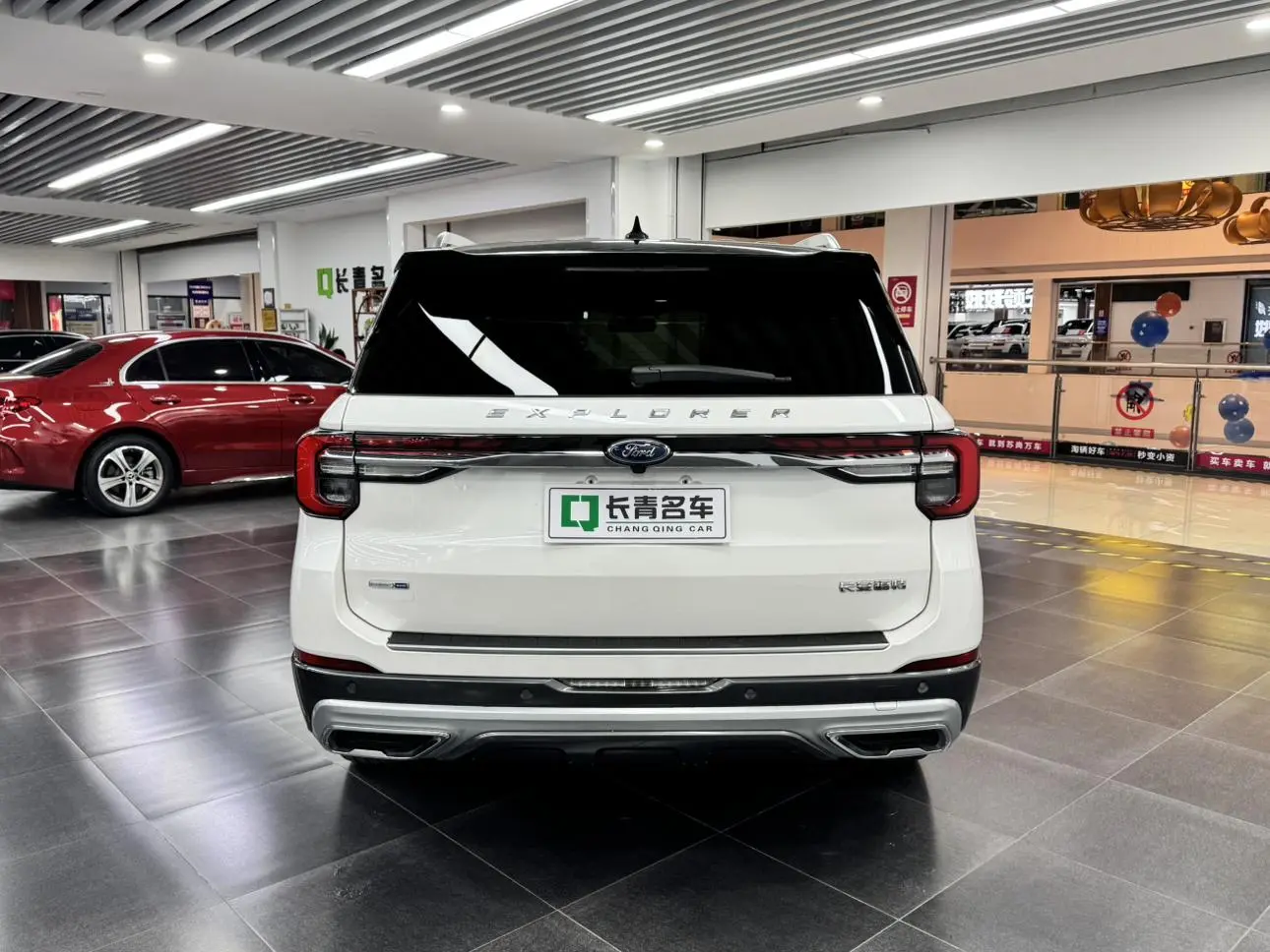 Ford Explorer EcoBoost 285 four-wheel drive titanium version 6 seats