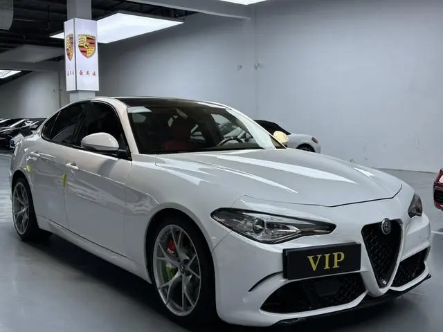 Alfa Romeo Giulia 2.0T 200HP Deluxe Edition