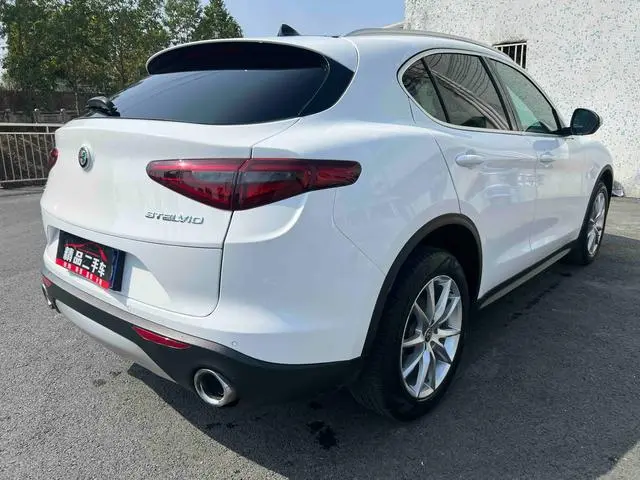 Alfa Romeo Stelvio 2.0T 200HP Deluxe Edition