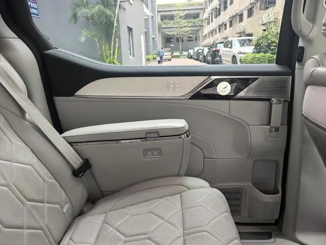 Volvo Volvo EM90 Ultra six seats
