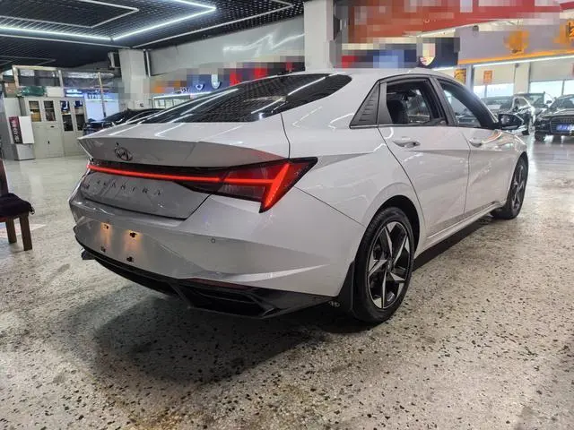Hyundai Elantra 1.5L CVT LUX Premium Edition